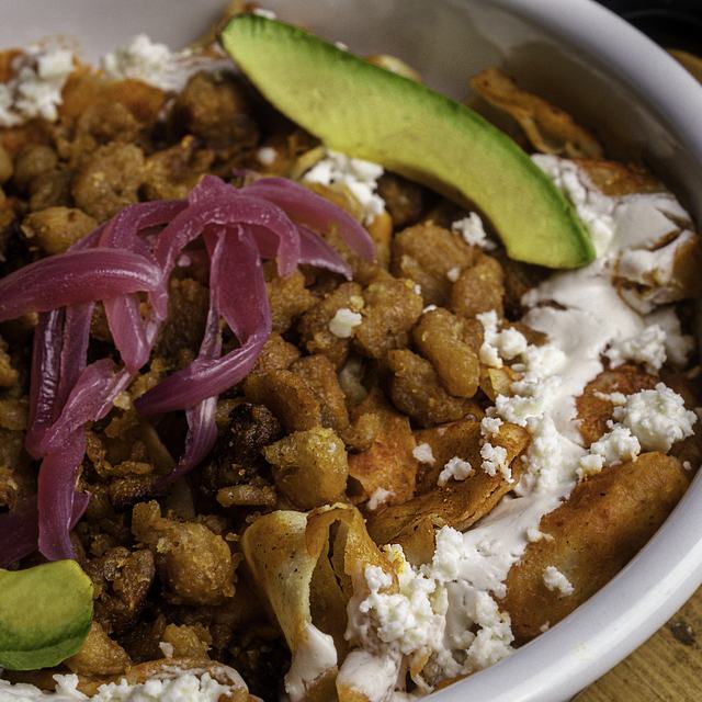 Chilaquiles con chicharrón de la casa