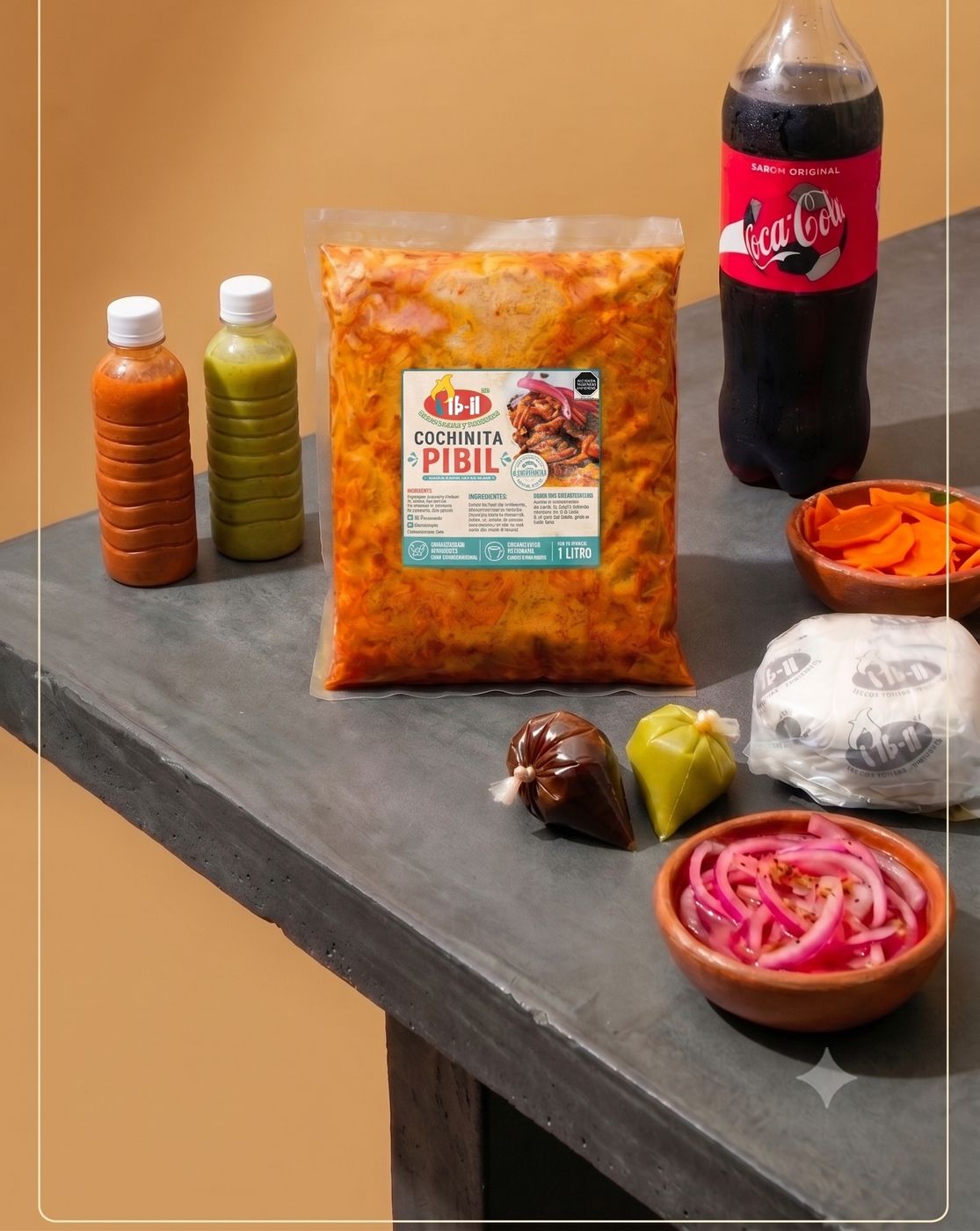 Combo Pib-il: litro de cochinita pibil al alto vacío con Coca-Cola 2L, salsas, cebolla morada y zanahorias