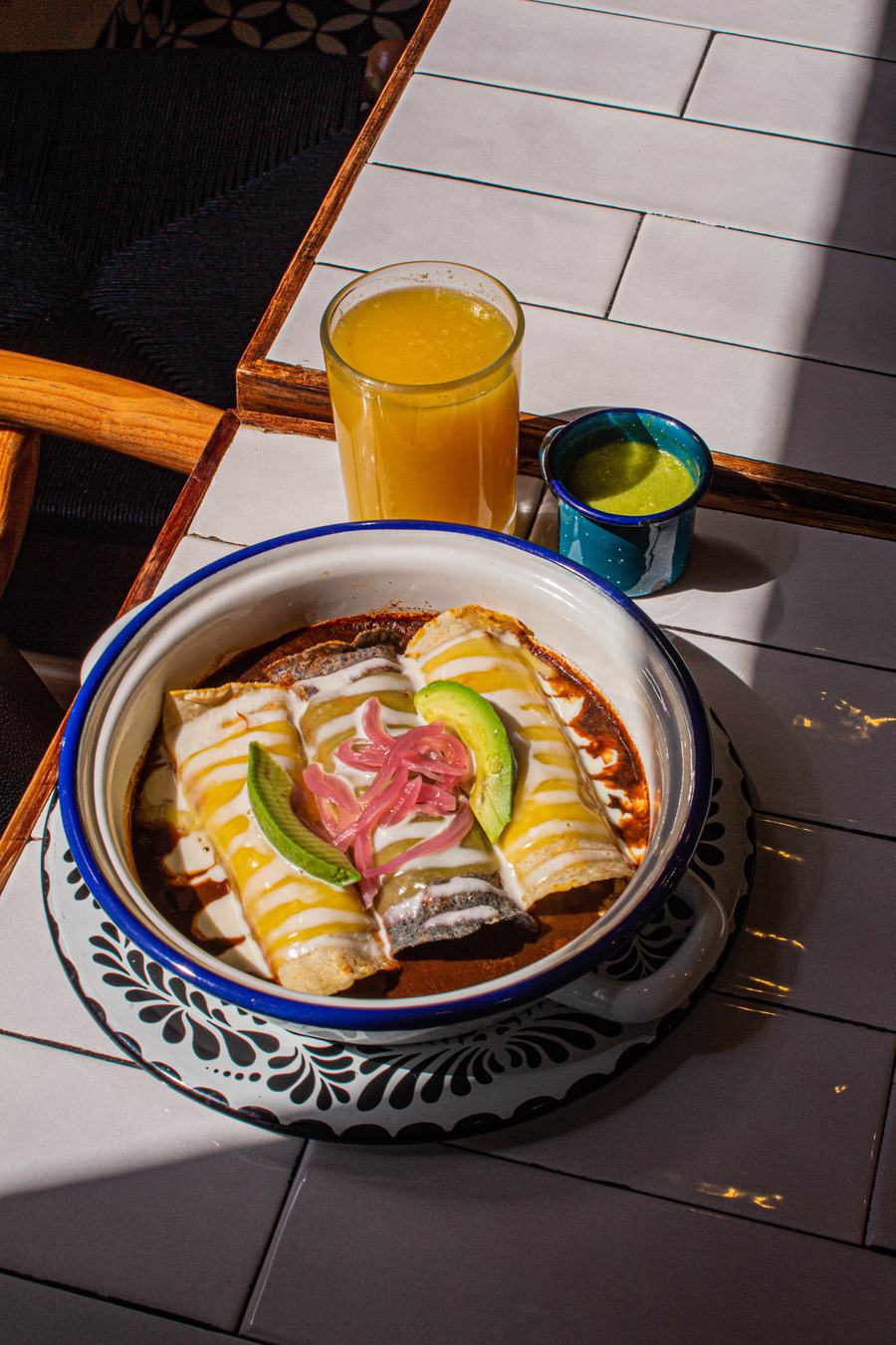 Enchiladas yucatecas con salsa de tomate, queso gratinado y aguacate