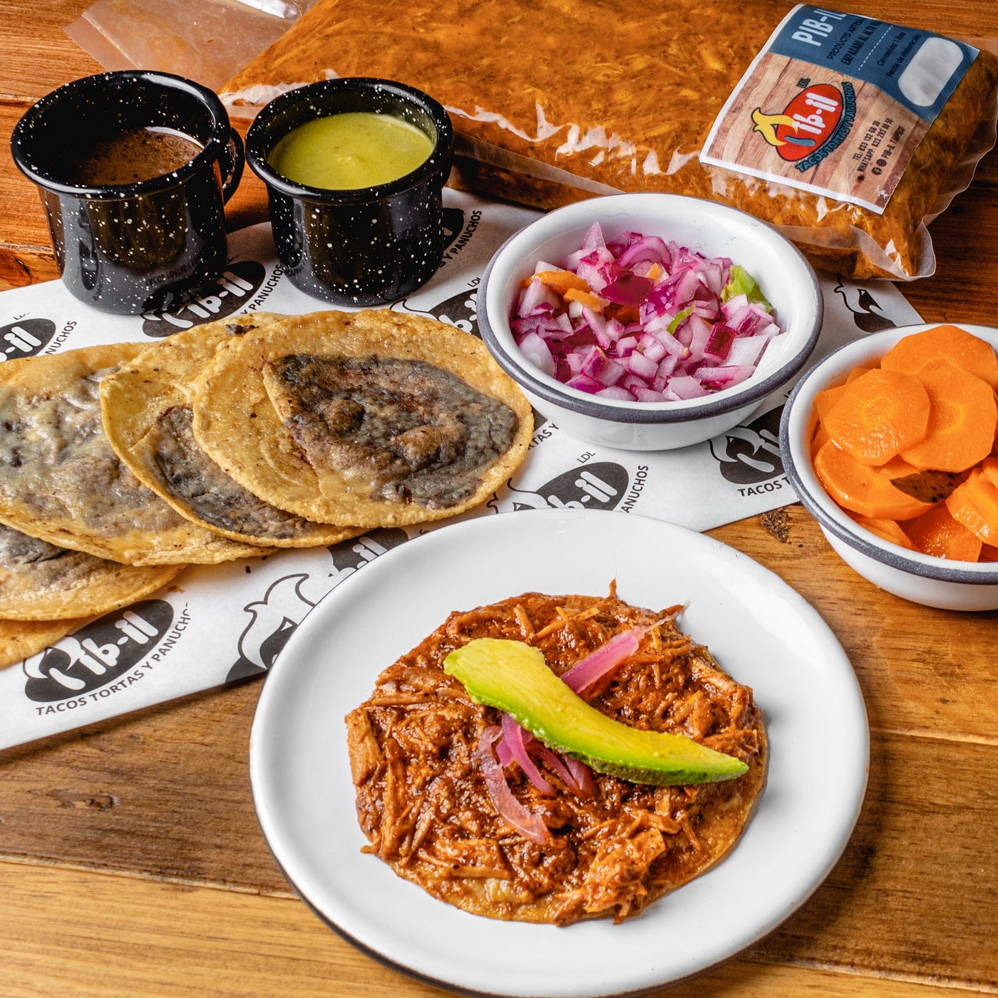 Mesa de Pib-il montada con panuchos, cochinita y guarniciones